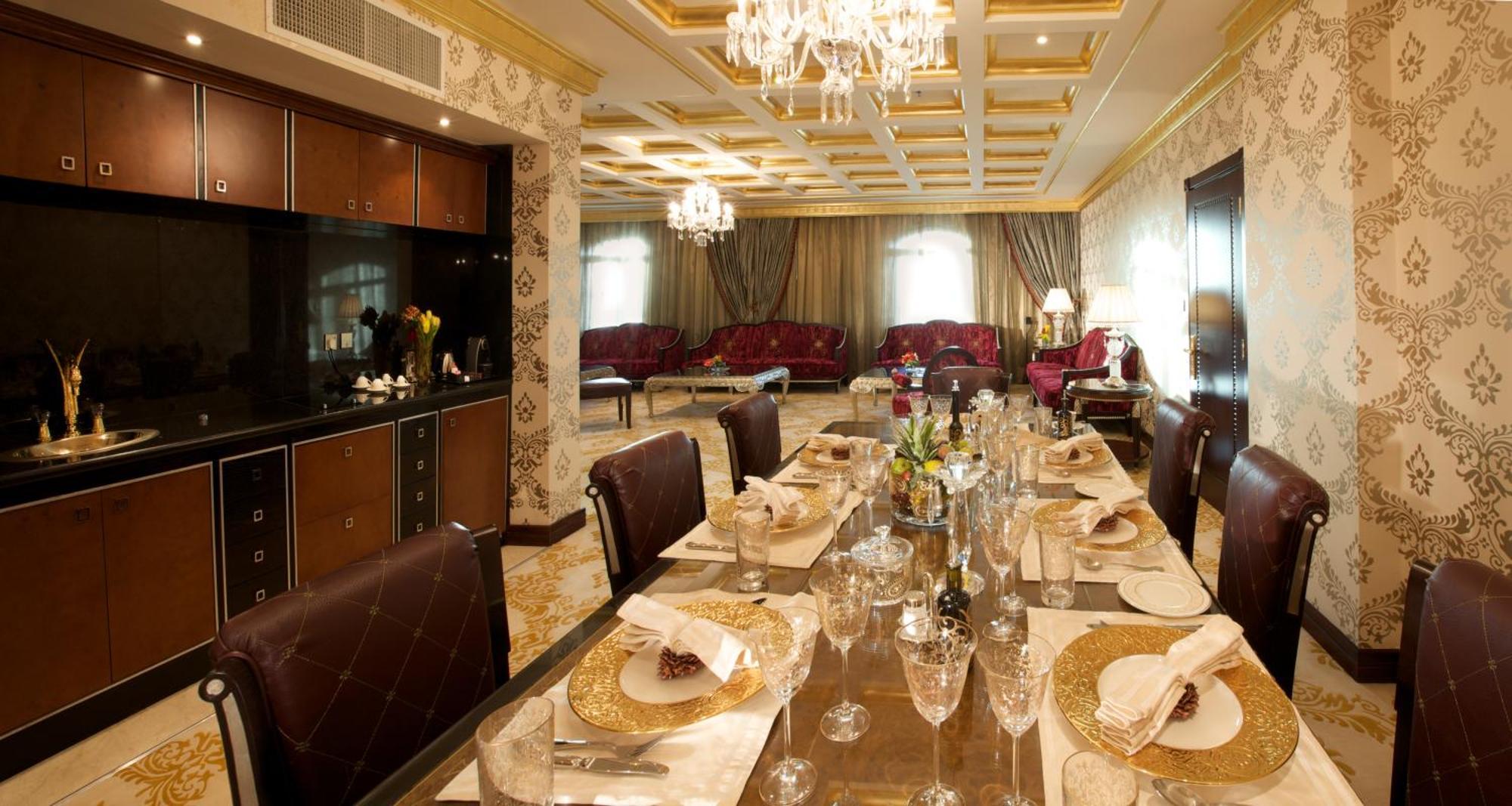 Grand Regency Doha, Trademark Collection By Wyndham מראה חיצוני תמונה A dining room