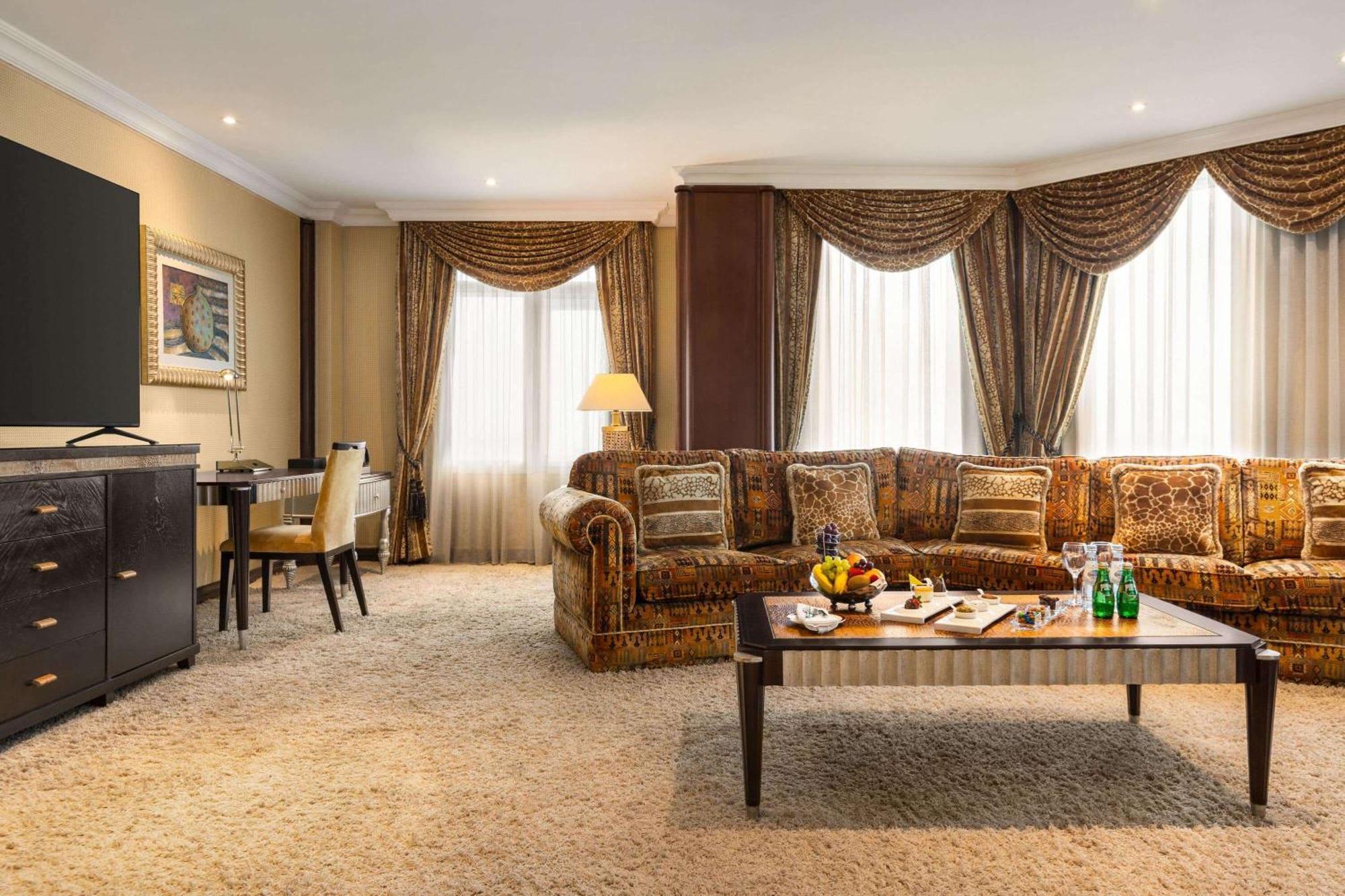 Grand Regency Doha, Trademark Collection By Wyndham מראה חיצוני תמונה Suite at the hotel