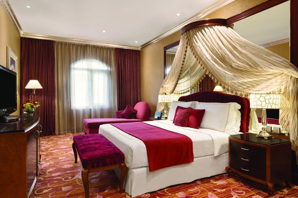Grand Regency Doha, Trademark Collection By Wyndham מראה חיצוני תמונה A bedroom at the Jumeirah Emirates Towers Hotel