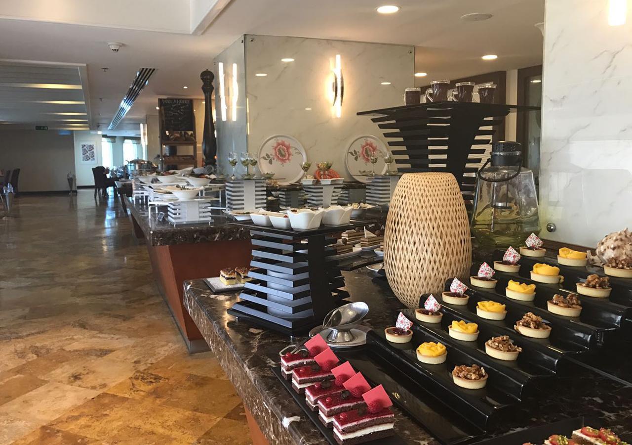 Grand Regency Doha, Trademark Collection By Wyndham מראה חיצוני תמונה The buffet at the lobby
