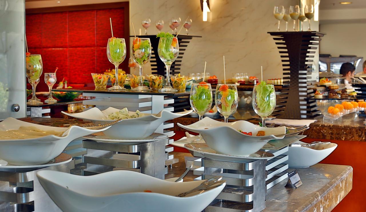 Grand Regency Doha, Trademark Collection By Wyndham מראה חיצוני תמונה A buffet at a hotel