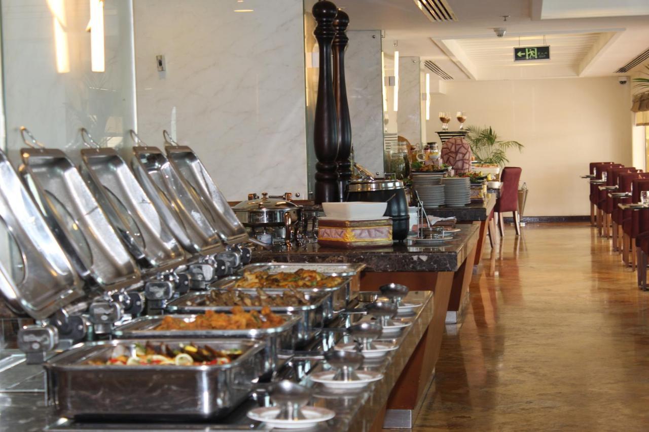 Grand Regency Doha, Trademark Collection By Wyndham מראה חיצוני תמונה A buffet at a hotel